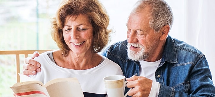 Una pareja leyendo un libro sobre sus beneficios de salud