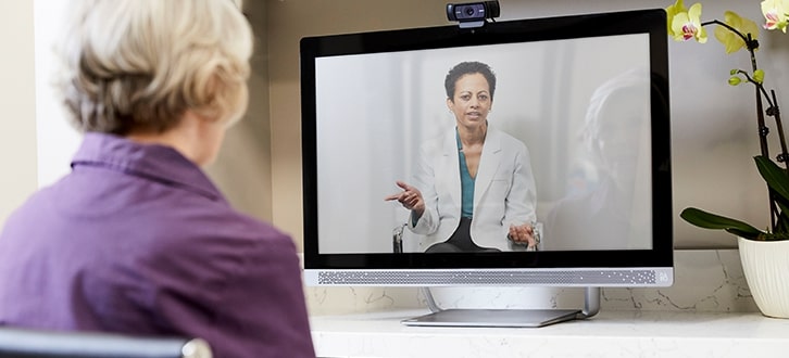 mujer mirando a su médica por videoconferencia