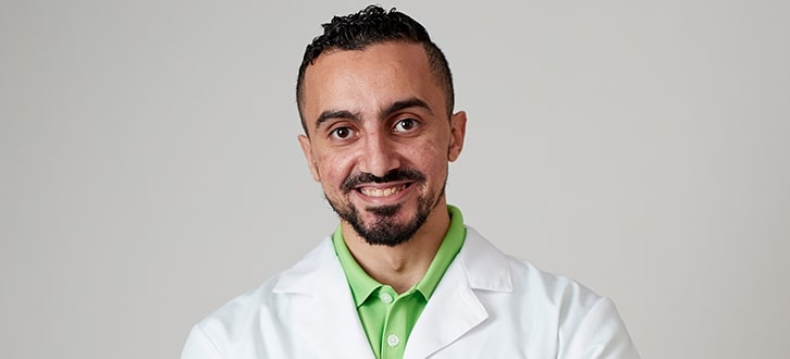 Ahmed, farmacéutico de CenterWell Specialty Pharmacy