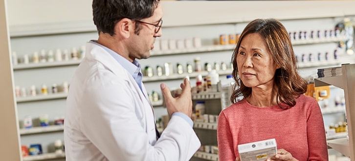 Farmacéutico hablando con paciente