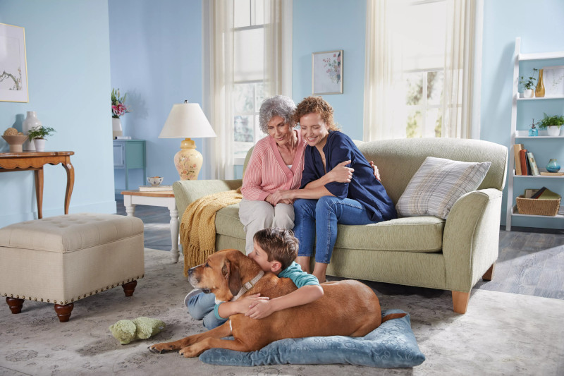 una familia en su sala de estar