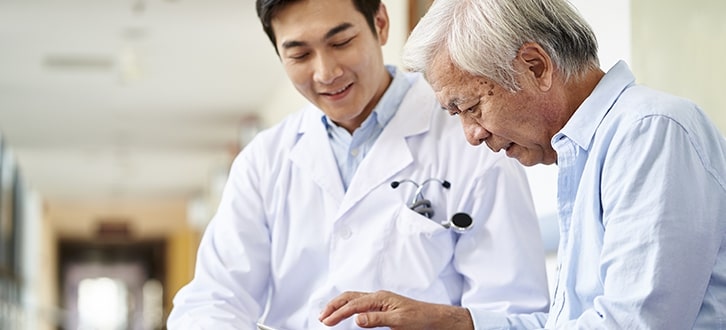 Médico hablando con un paciente amistosamente