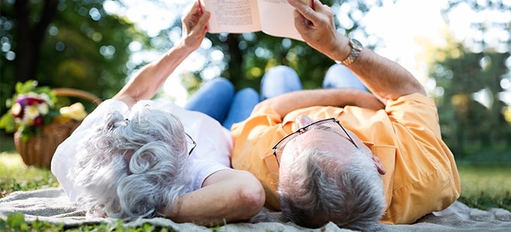 Pareja leyendo un libro