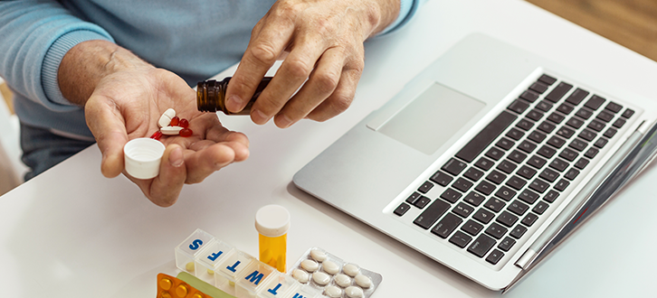 Mujer que controla su medicamento